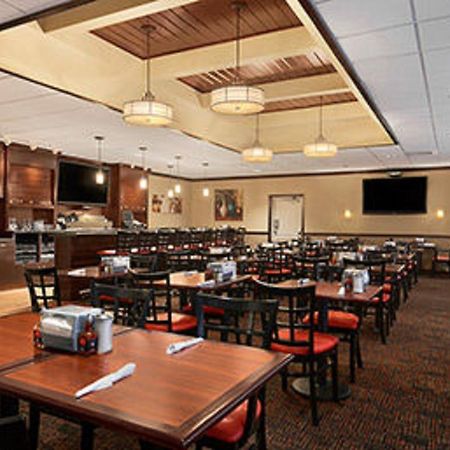 Ramada Burlington Hotel And Conference Center エクステリア 写真