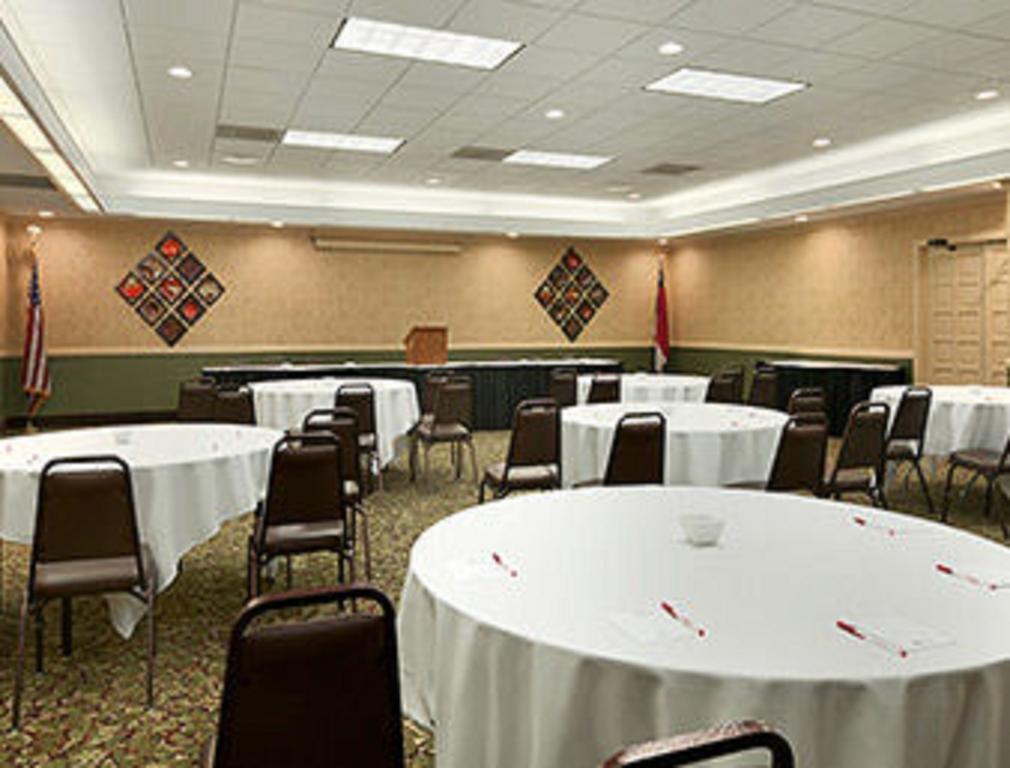 Ramada Burlington Hotel And Conference Center エクステリア 写真
