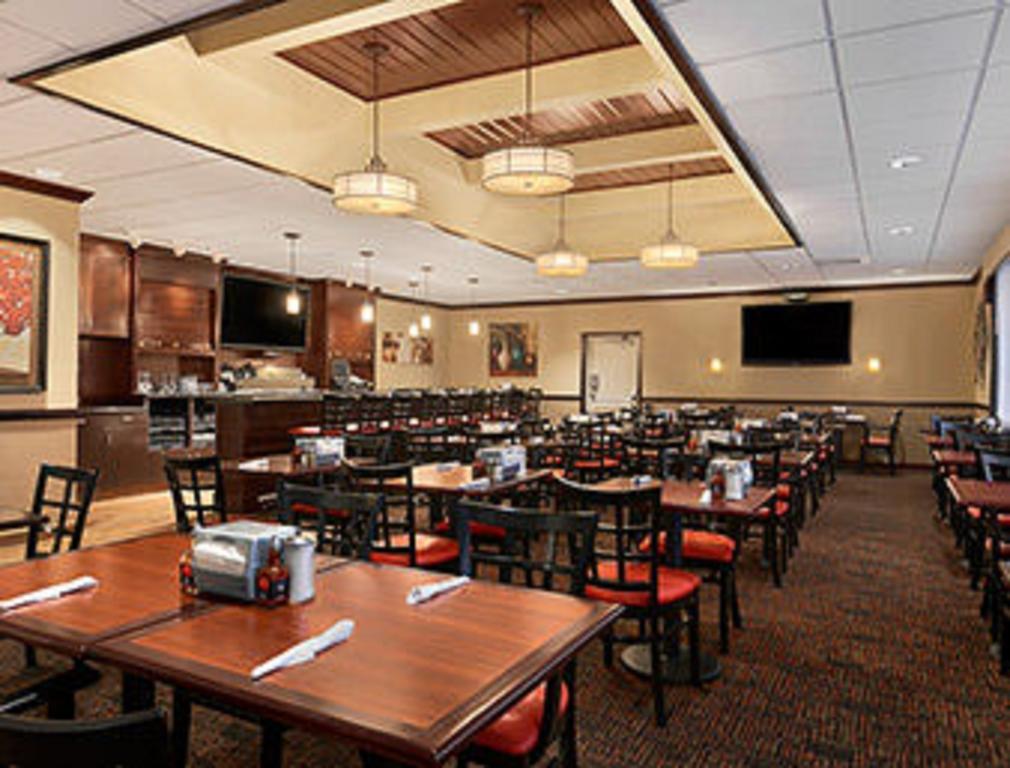 Ramada Burlington Hotel And Conference Center エクステリア 写真