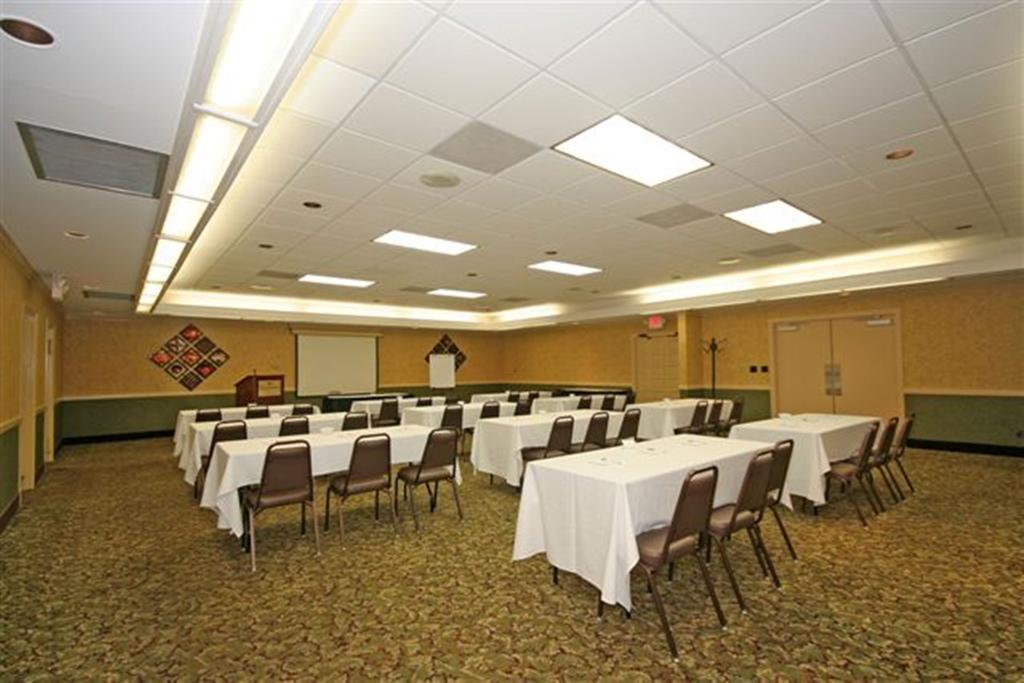 Ramada Burlington Hotel And Conference Center エクステリア 写真
