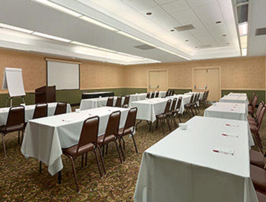 Ramada Burlington Hotel And Conference Center エクステリア 写真
