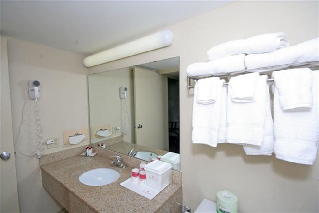 Ramada Burlington Hotel And Conference Center 部屋 写真