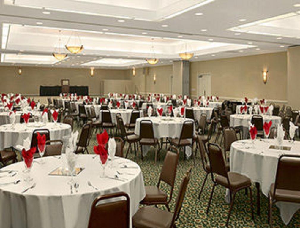 Ramada Burlington Hotel And Conference Center エクステリア 写真
