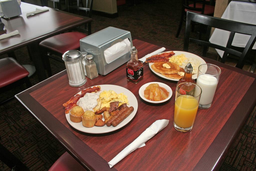 Ramada Burlington Hotel And Conference Center エクステリア 写真