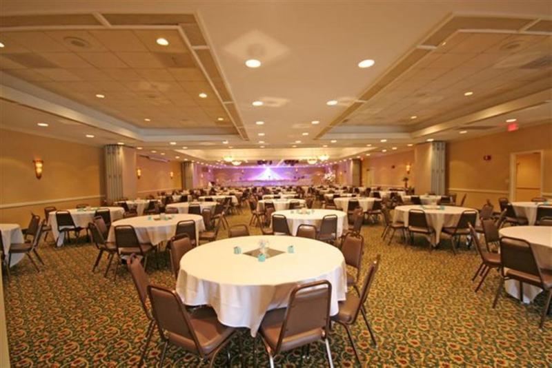 Ramada Burlington Hotel And Conference Center エクステリア 写真