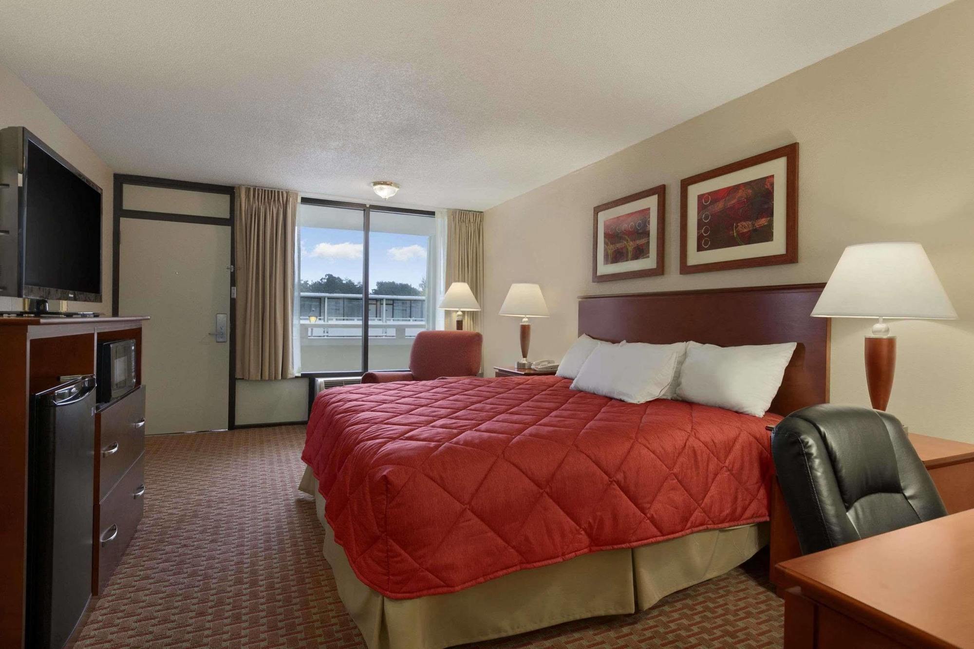 Ramada Burlington Hotel And Conference Center エクステリア 写真
