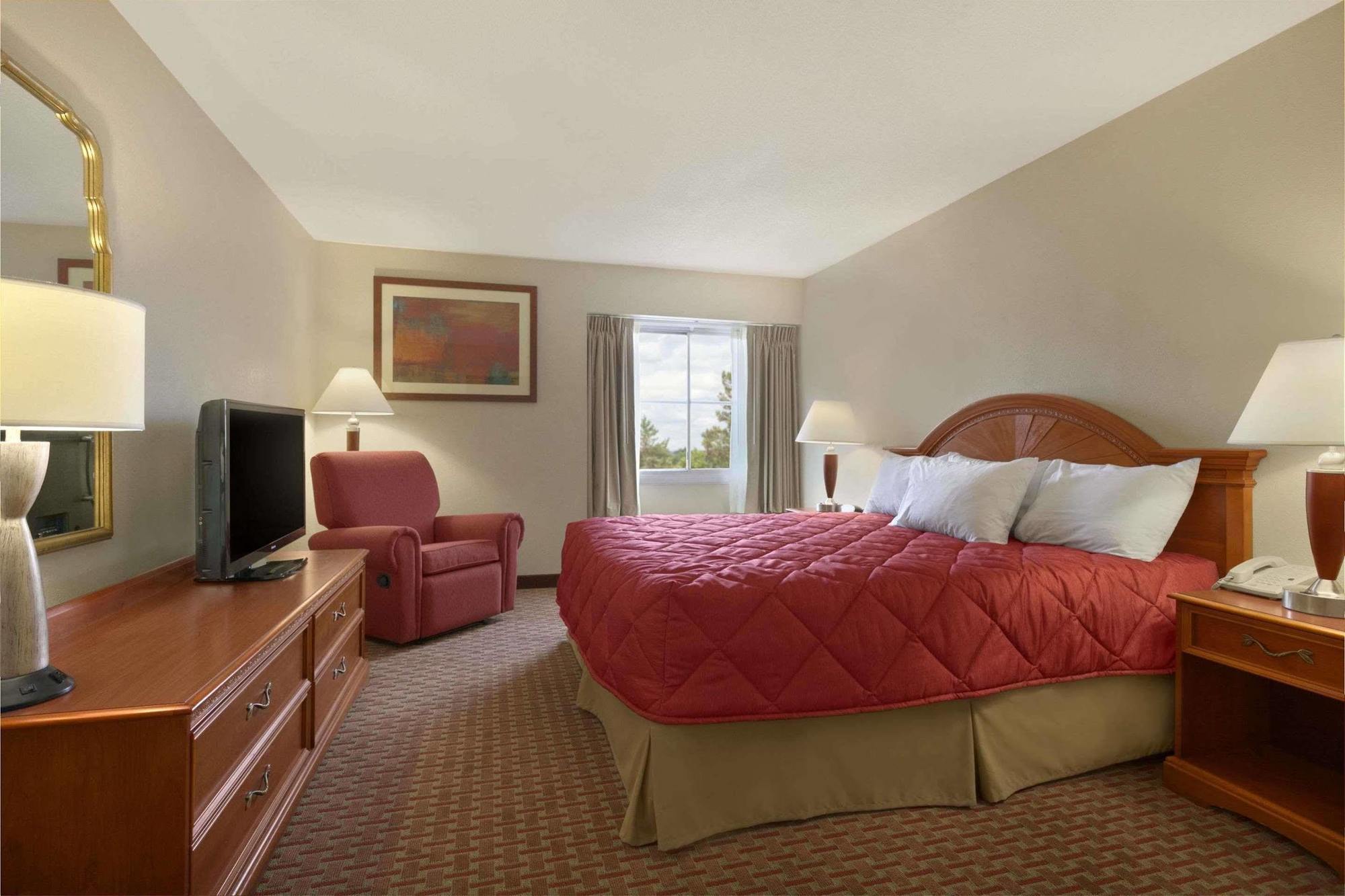 Ramada Burlington Hotel And Conference Center エクステリア 写真