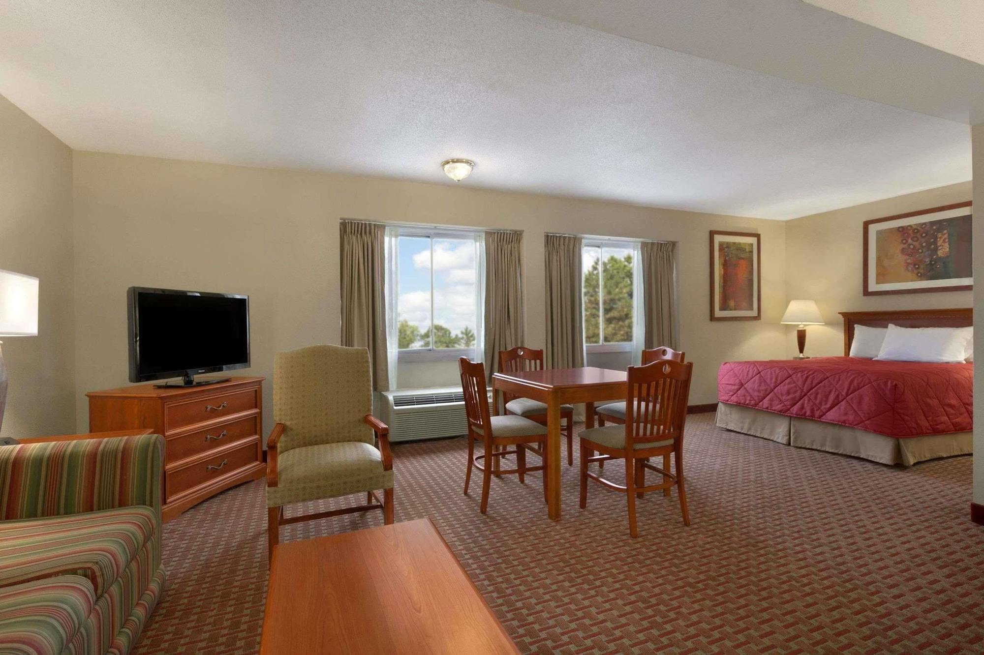 Ramada Burlington Hotel And Conference Center エクステリア 写真