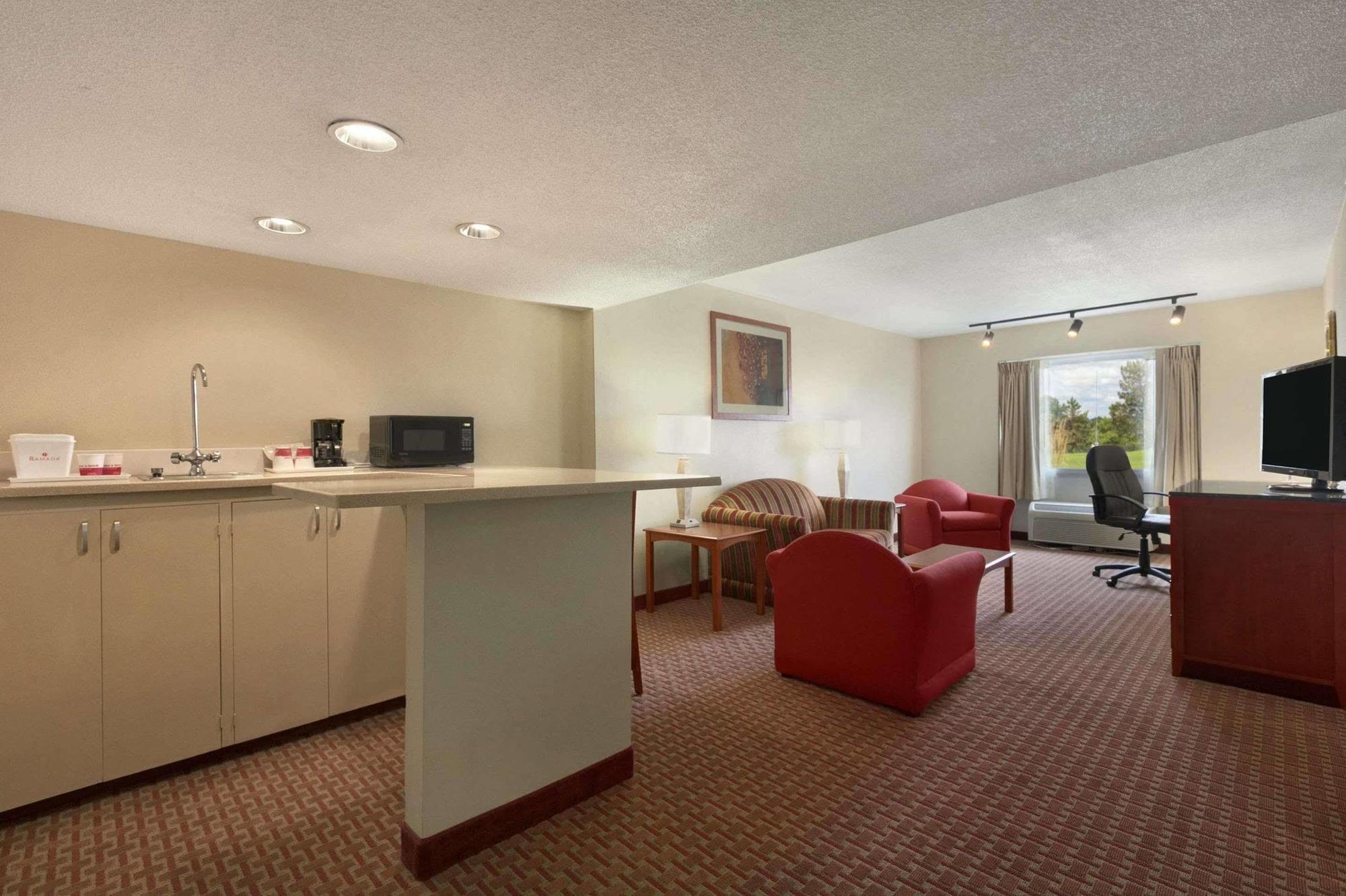 Ramada Burlington Hotel And Conference Center エクステリア 写真