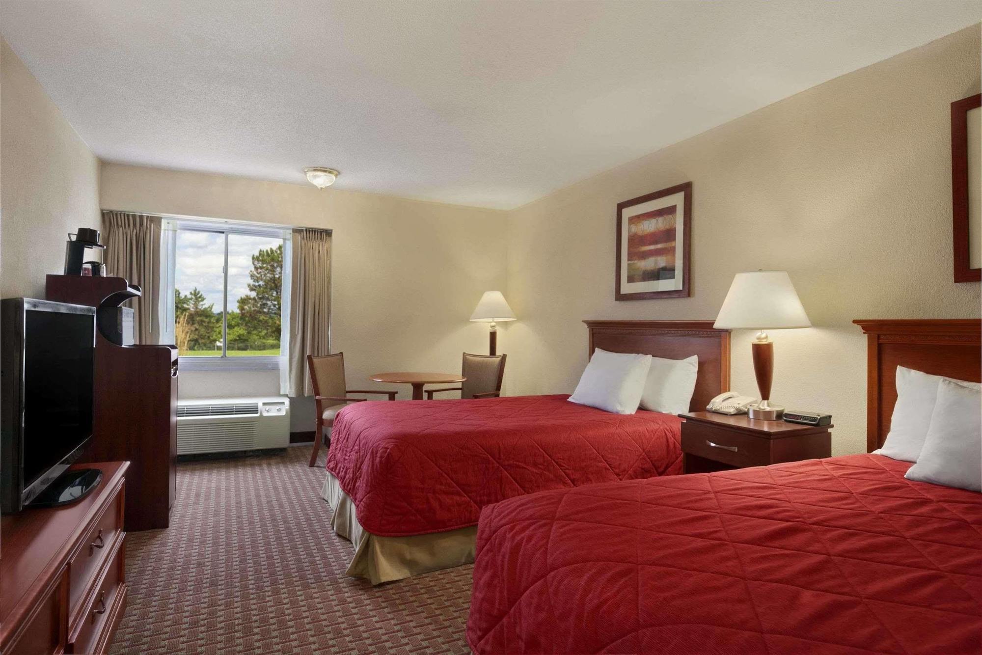 Ramada Burlington Hotel And Conference Center エクステリア 写真