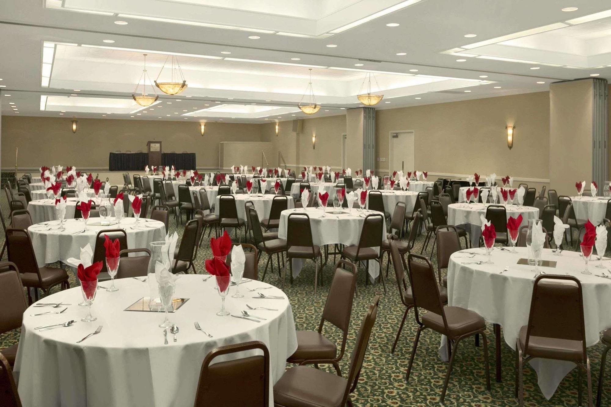 Ramada Burlington Hotel And Conference Center エクステリア 写真