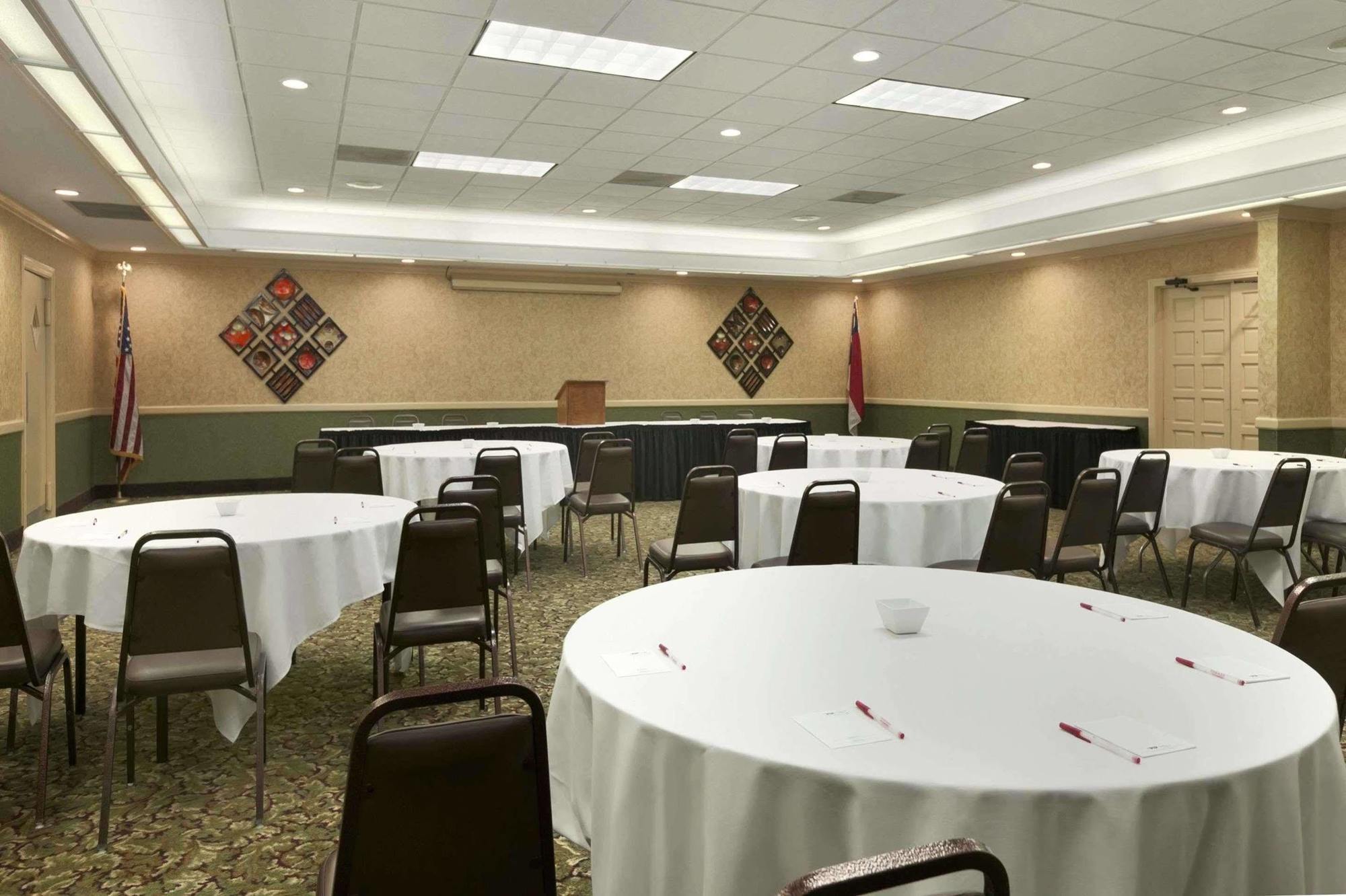 Ramada Burlington Hotel And Conference Center エクステリア 写真