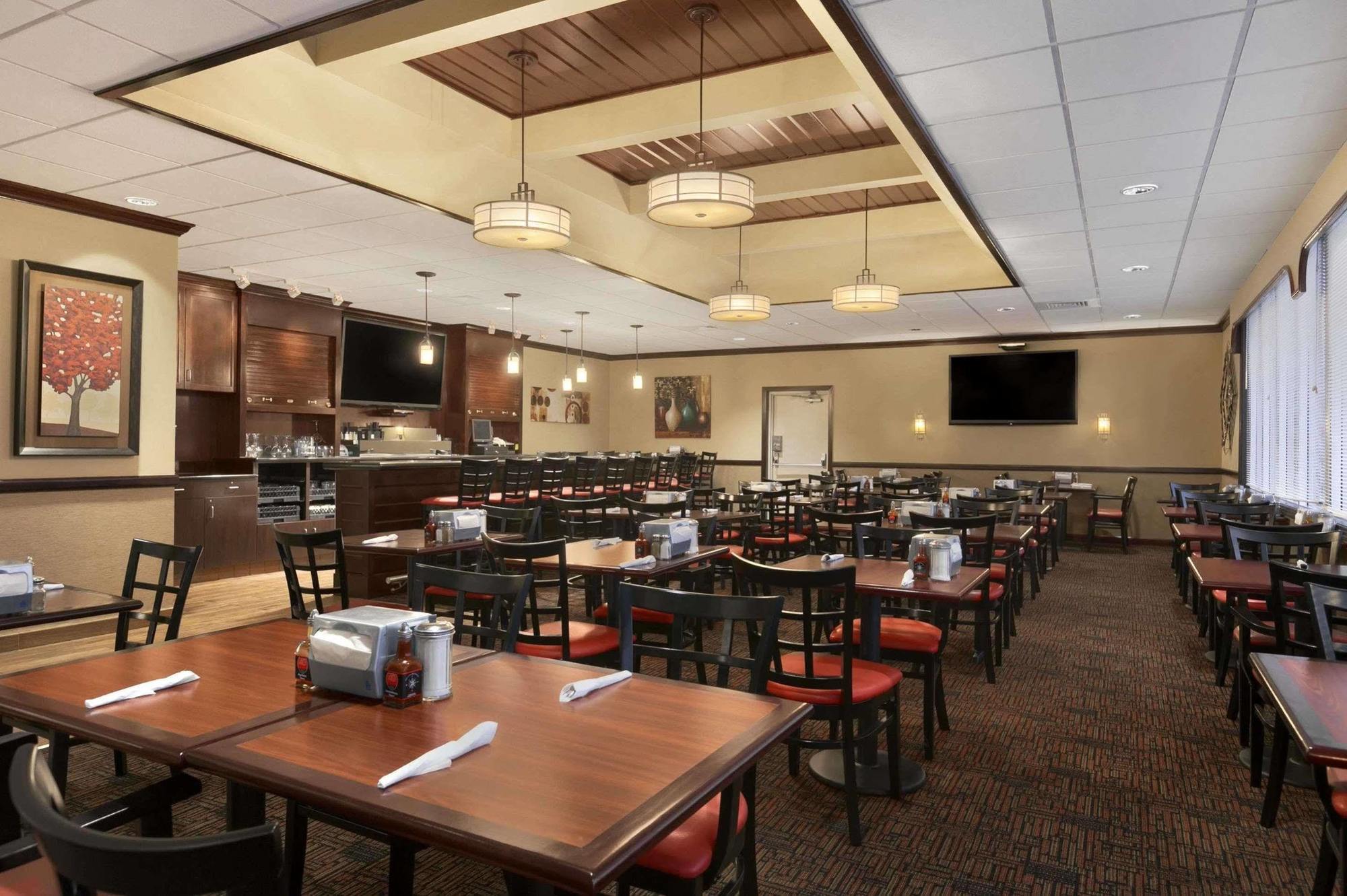 Ramada Burlington Hotel And Conference Center エクステリア 写真