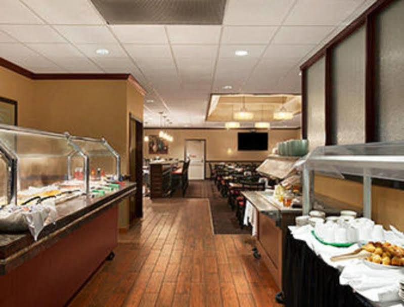 Ramada Burlington Hotel And Conference Center エクステリア 写真