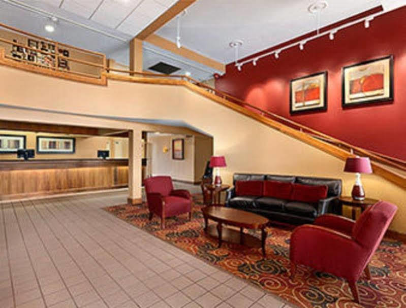 Ramada Burlington Hotel And Conference Center エクステリア 写真