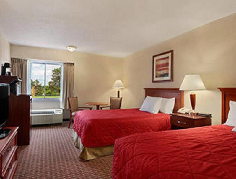 Ramada Burlington Hotel And Conference Center エクステリア 写真